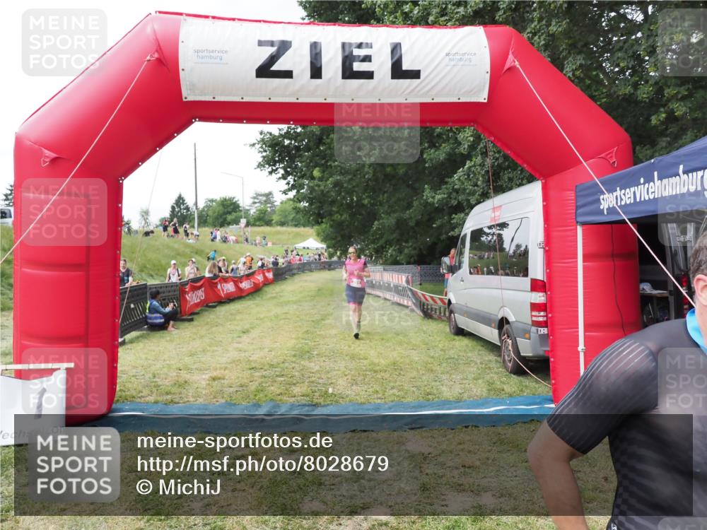 21.06.2025 - 27. Vierlanden-Triathlon MichiJ http://msf.ph/oto/8028679 15.06.2026 12:13:30 Ziel 251, 869 meine-sportfotos.de
