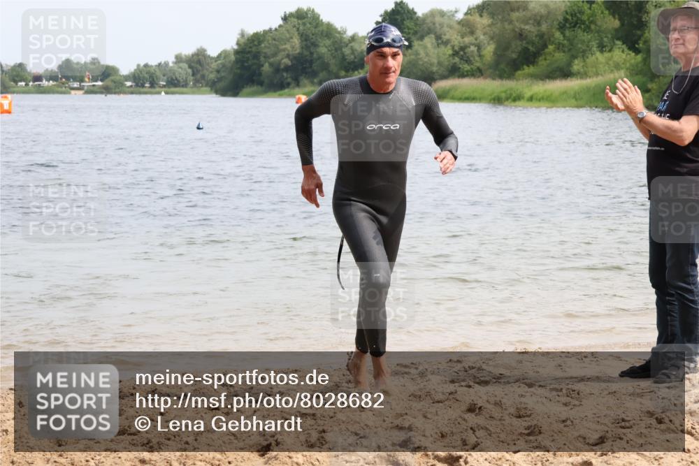 15.06.2025 - 27. Vierlanden-Triathlon Lena Gebhardt http://msf.ph/oto/8028682 15.06.2025 11:03:31 Schwimmen 645, 766, 793, 810, 822 meine-sportfotos.de