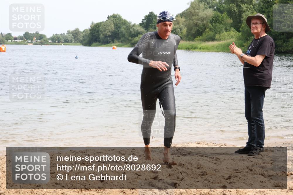 15.06.2025 - 27. Vierlanden-Triathlon Lena Gebhardt http://msf.ph/oto/8028692 15.06.2025 11:03:32 Schwimmen 645, 766, 793, 810, 822 meine-sportfotos.de
