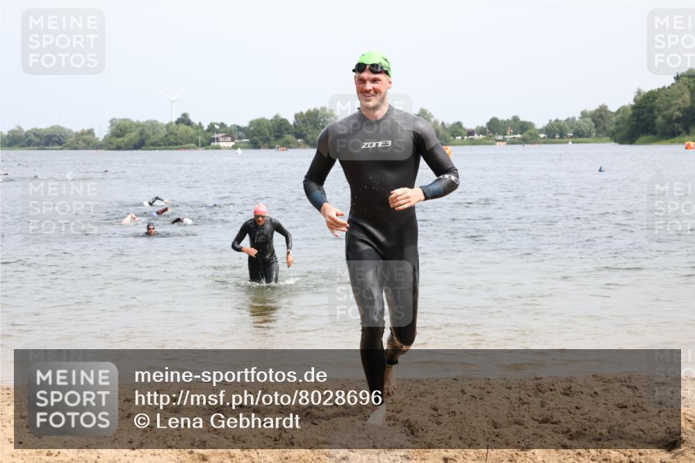 15.06.2025 - 27. Vierlanden-Triathlon Lena Gebhardt http://msf.ph/oto/8028696 15.06.2025 11:03:33 Schwimmen 645, 766, 793, 810, 822 meine-sportfotos.de