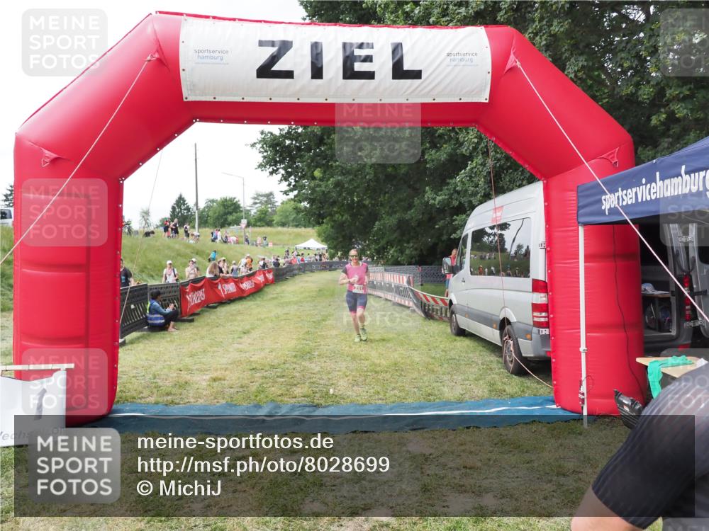 21.06.2025 - 27. Vierlanden-Triathlon MichiJ http://msf.ph/oto/8028699 15.06.2026 12:13:30 Ziel 251, 869 meine-sportfotos.de