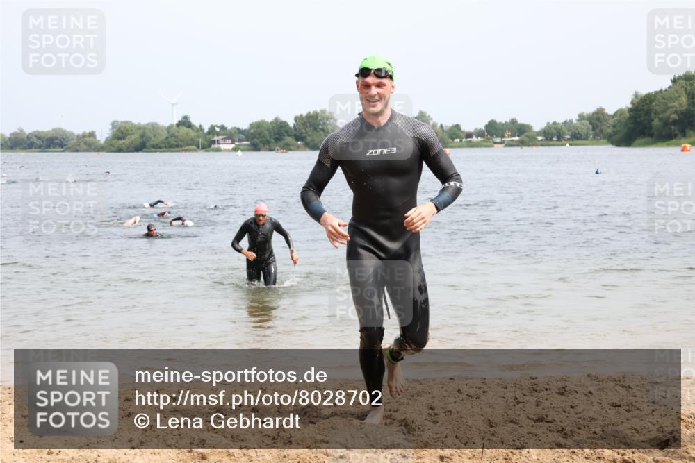15.06.2025 - 27. Vierlanden-Triathlon Lena Gebhardt http://msf.ph/oto/8028702 15.06.2025 11:03:33 Schwimmen 645, 766, 793, 810, 822 meine-sportfotos.de