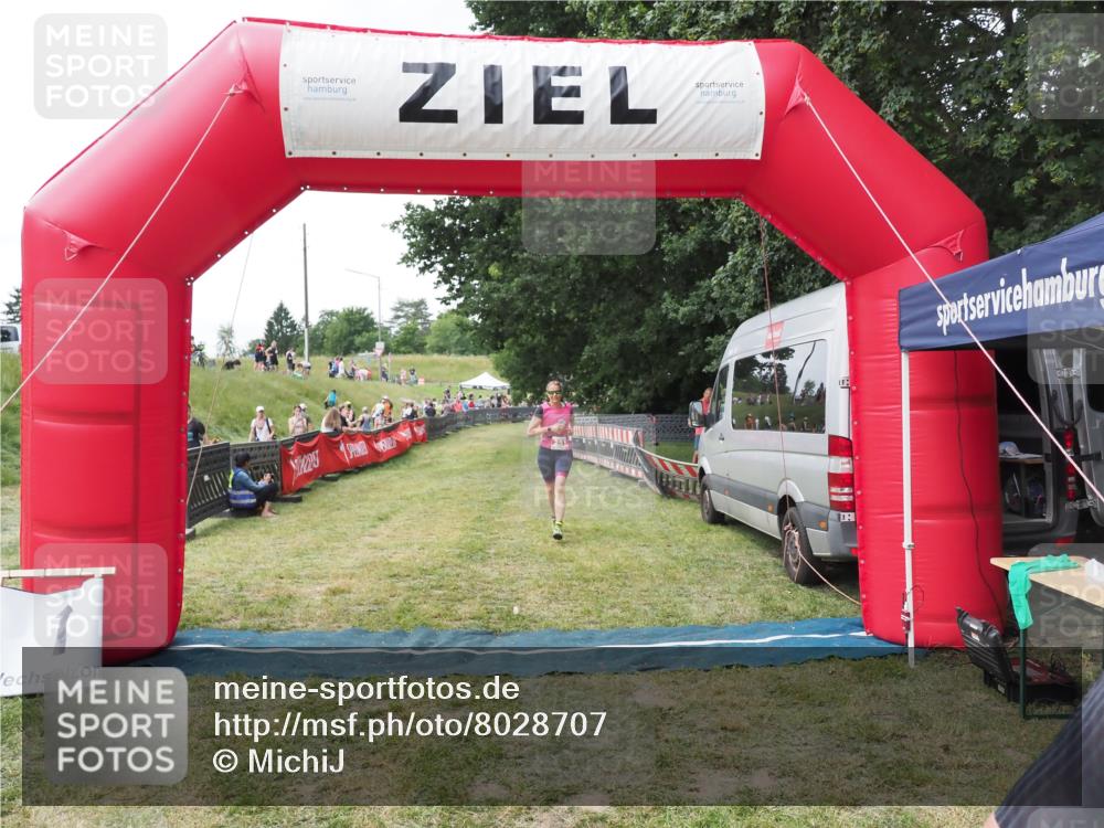 21.06.2025 - 27. Vierlanden-Triathlon MichiJ http://msf.ph/oto/8028707 15.06.2026 12:13:30 Ziel 251, 869 meine-sportfotos.de