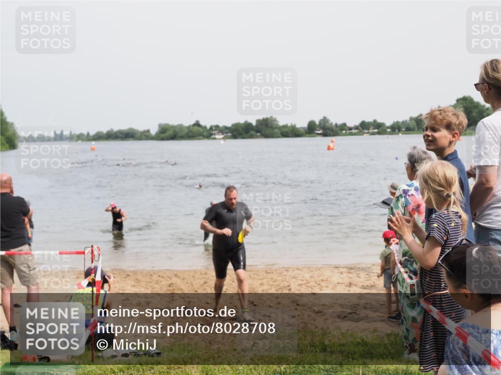 21.06.2025 - 27. Vierlanden-Triathlon MichiJ http://msf.ph/oto/8028708 15.06.2026 10:58:54 Schwimmen 709, 743, 760 meine-sportfotos.de