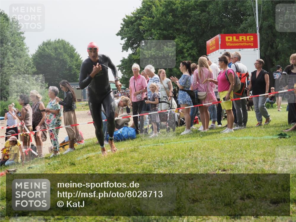 15.06.2025 - 27. Vierlanden-Triathlon KatJ http://msf.ph/oto/8028713 15.06.2025 11:03:42 Schwimmen 766, 810, 822 meine-sportfotos.de