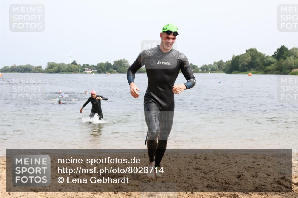 15.06.2025 - 27. Vierlanden-Triathlon Lena Gebhardt http://msf.ph/oto/8028714 15.06.2025 11:03:33 Schwimmen 645, 766, 793, 810, 822 meine-sportfotos.de