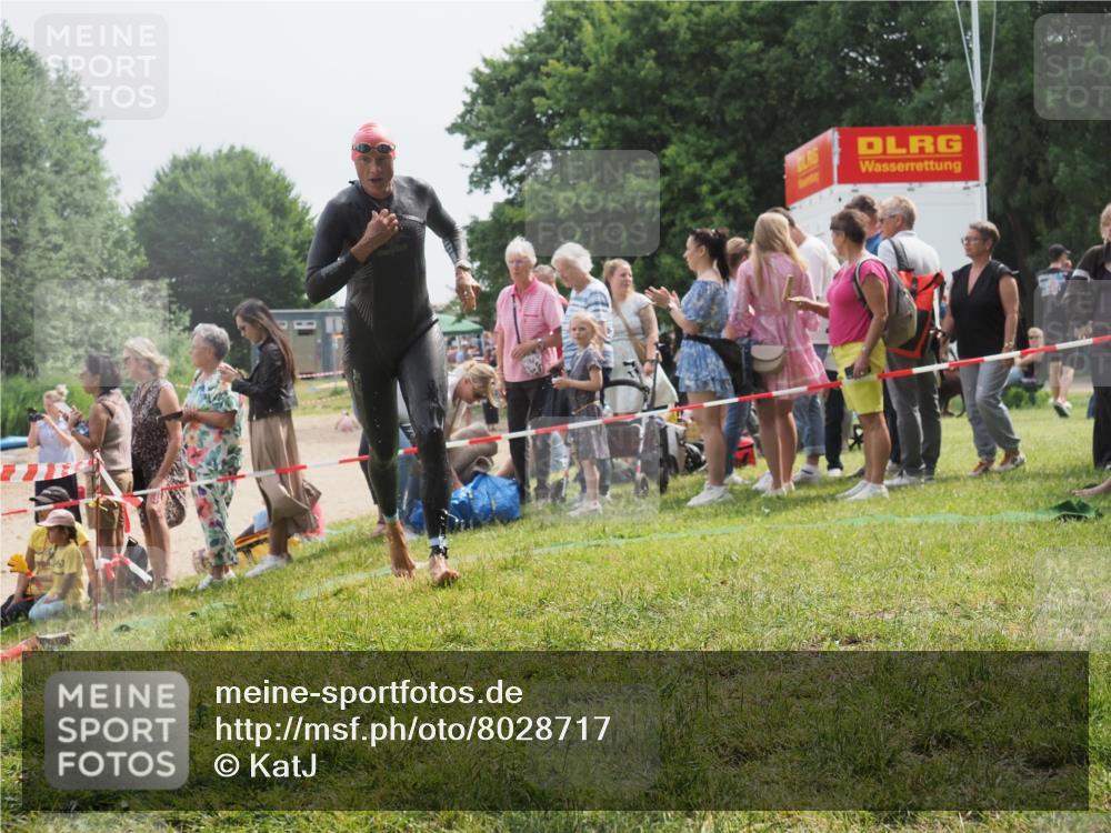 15.06.2025 - 27. Vierlanden-Triathlon KatJ http://msf.ph/oto/8028717 15.06.2025 11:03:42 Schwimmen 766, 810, 822 meine-sportfotos.de