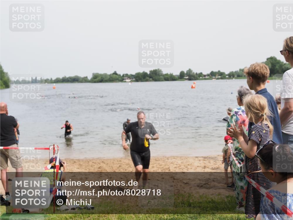 21.06.2025 - 27. Vierlanden-Triathlon MichiJ http://msf.ph/oto/8028718 15.06.2026 10:58:55 Schwimmen 709, 743, 760 meine-sportfotos.de
