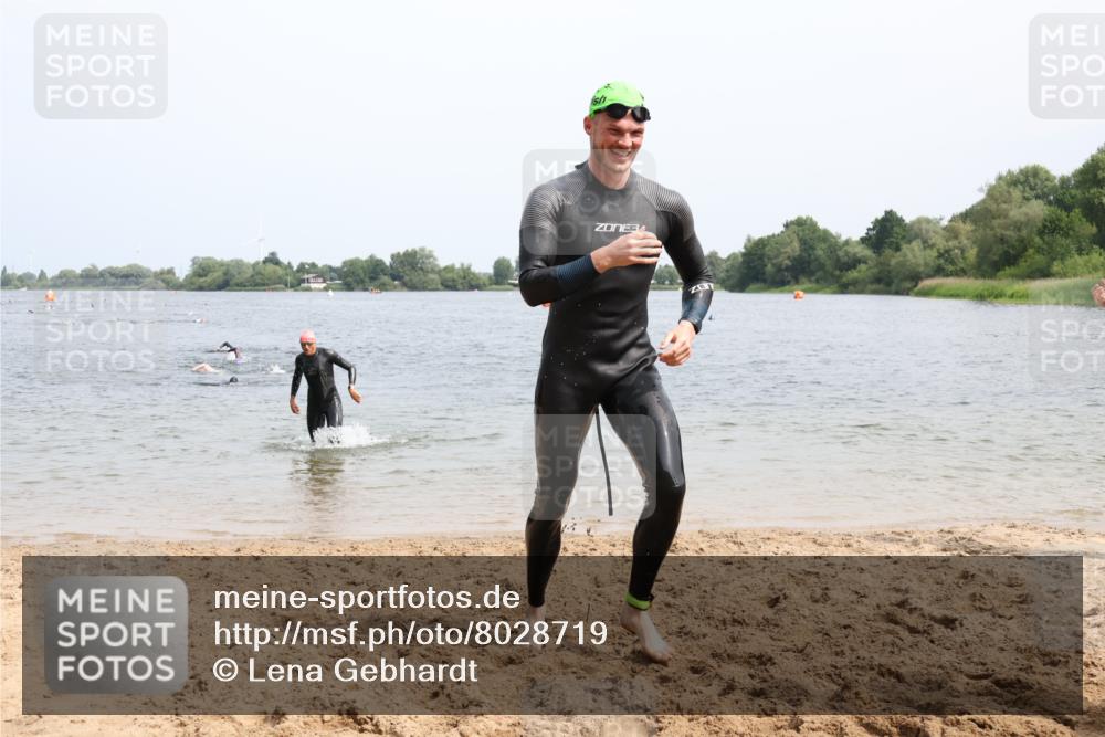 15.06.2025 - 27. Vierlanden-Triathlon Lena Gebhardt http://msf.ph/oto/8028719 15.06.2025 11:03:33 Schwimmen 645, 766, 793, 810, 822 meine-sportfotos.de