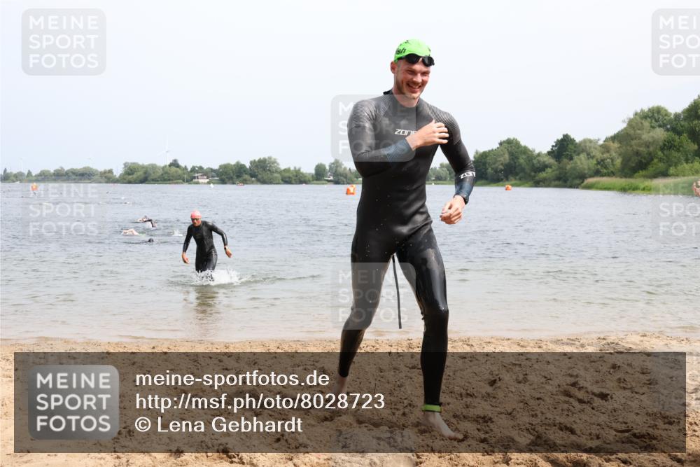15.06.2025 - 27. Vierlanden-Triathlon Lena Gebhardt http://msf.ph/oto/8028723 15.06.2025 11:03:33 Schwimmen 645, 766, 793, 810, 822 meine-sportfotos.de