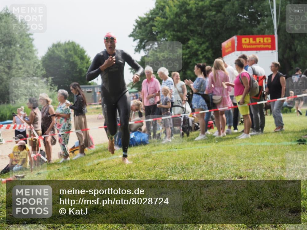 15.06.2025 - 27. Vierlanden-Triathlon KatJ http://msf.ph/oto/8028724 15.06.2025 11:03:42 Schwimmen 766, 810, 822 meine-sportfotos.de
