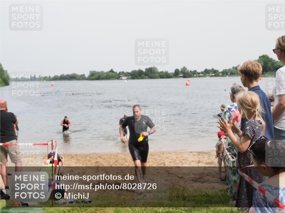 21.06.2025 - 27. Vierlanden-Triathlon MichiJ http://msf.ph/oto/8028726 15.06.2026 10:58:55 Schwimmen 709, 743, 760 meine-sportfotos.de