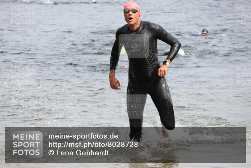 15.06.2025 - 27. Vierlanden-Triathlon Lena Gebhardt http://msf.ph/oto/8028728 15.06.2025 11:03:35 Schwimmen 645, 766, 793, 810, 822 meine-sportfotos.de