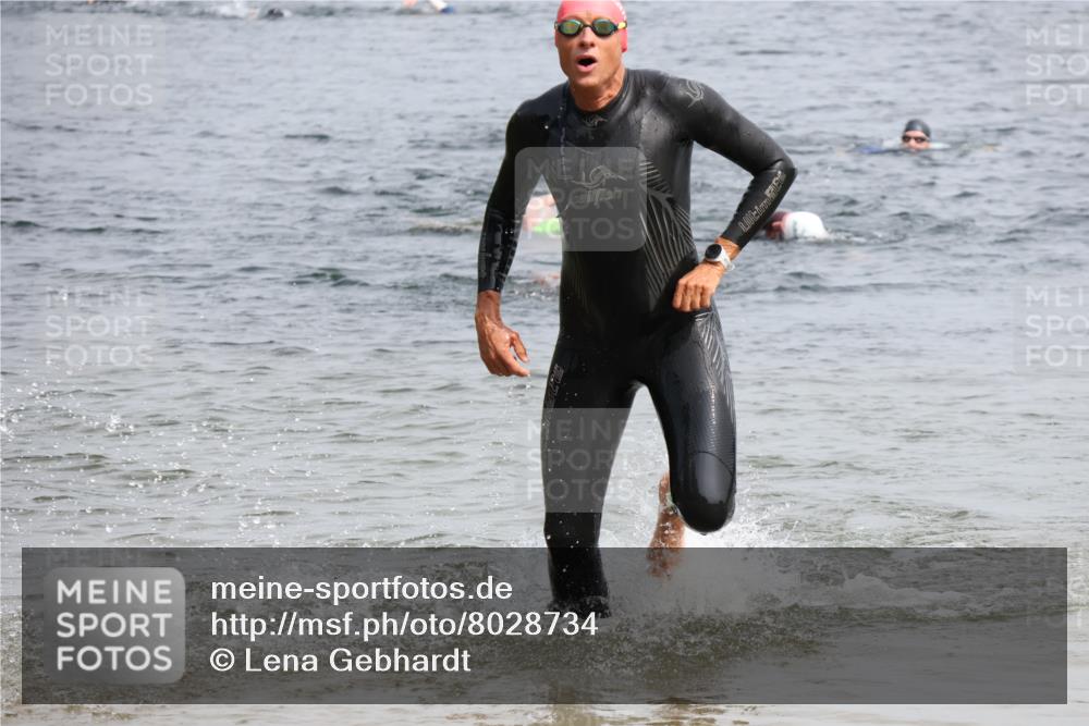 15.06.2025 - 27. Vierlanden-Triathlon Lena Gebhardt http://msf.ph/oto/8028734 15.06.2025 11:03:35 Schwimmen 645, 766, 793, 810, 822 meine-sportfotos.de
