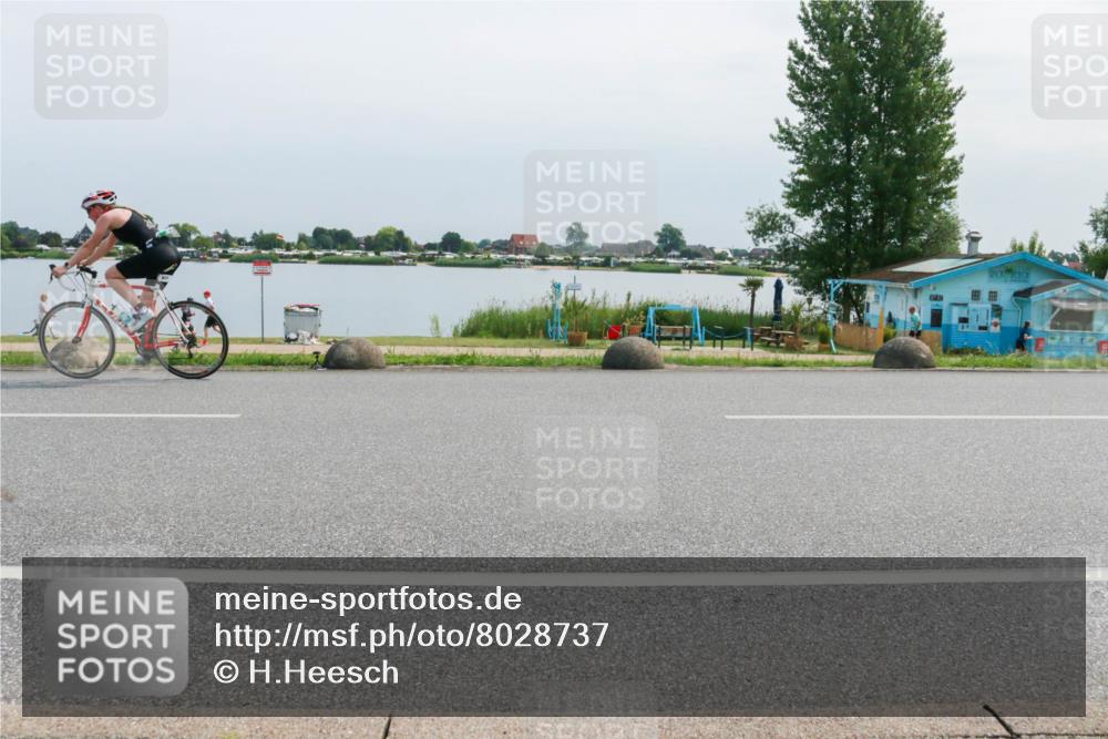 21.06.2025 - 27. Vierlanden-Triathlon H.Heesch http://msf.ph/oto/8028737 15.06.2025 11:25:16 Radfahren 726, 927, 944 meine-sportfotos.de