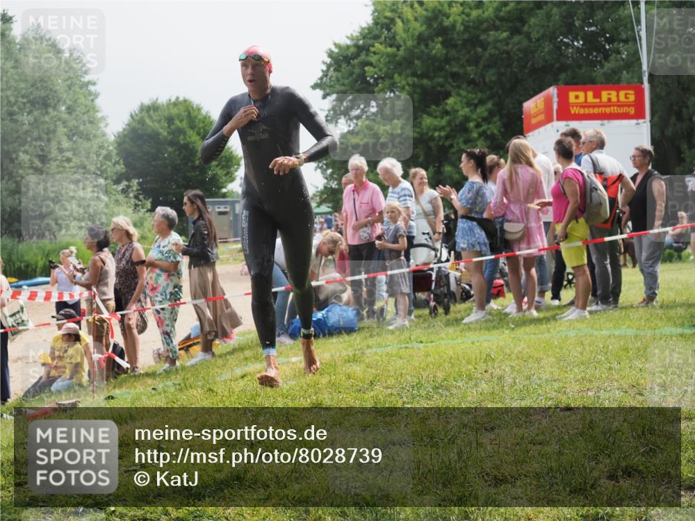 15.06.2025 - 27. Vierlanden-Triathlon KatJ http://msf.ph/oto/8028739 15.06.2025 11:03:42 Schwimmen 766, 810, 822 meine-sportfotos.de