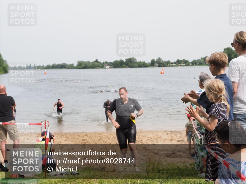 21.06.2025 - 27. Vierlanden-Triathlon MichiJ http://msf.ph/oto/8028744 15.06.2026 10:58:55 Schwimmen 709, 743, 760 meine-sportfotos.de
