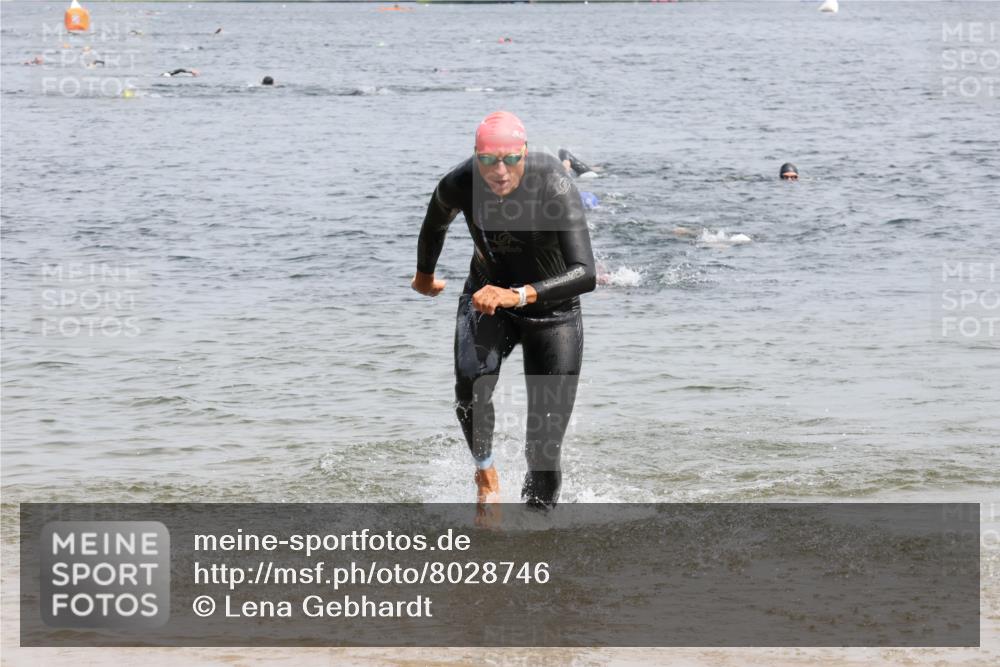 15.06.2025 - 27. Vierlanden-Triathlon Lena Gebhardt http://msf.ph/oto/8028746 15.06.2025 11:03:35 Schwimmen 645, 766, 793, 810, 822 meine-sportfotos.de