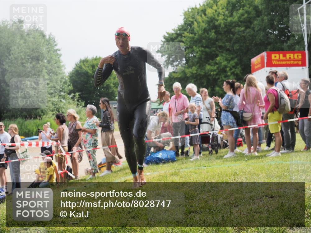 15.06.2025 - 27. Vierlanden-Triathlon KatJ http://msf.ph/oto/8028747 15.06.2025 11:03:43 Schwimmen 766, 810, 822 meine-sportfotos.de