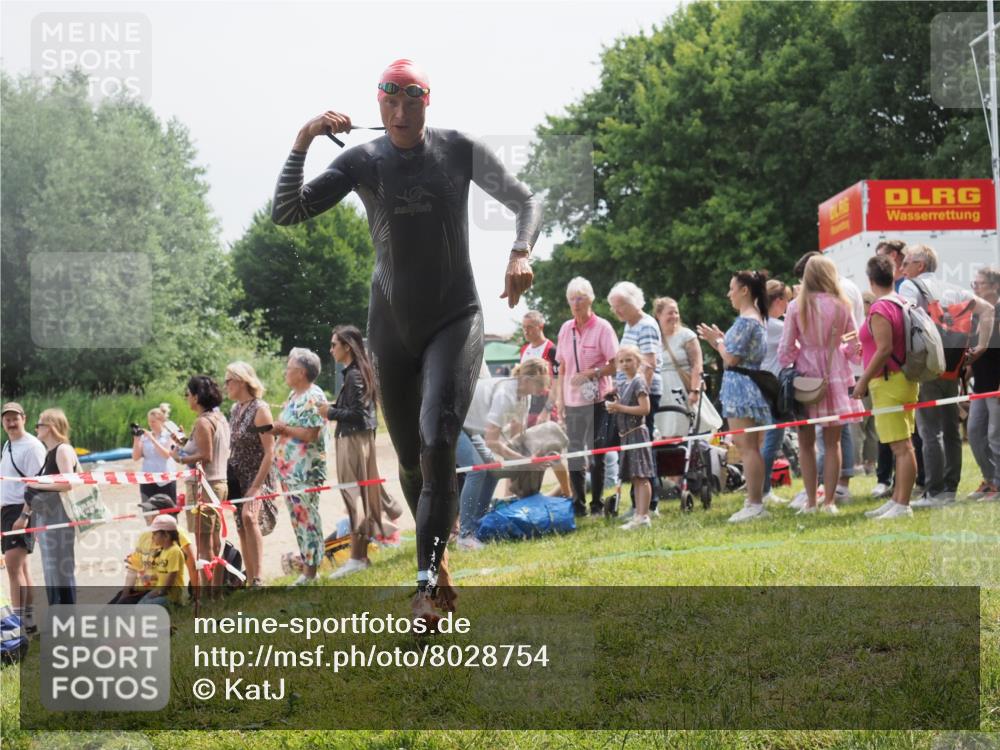 15.06.2025 - 27. Vierlanden-Triathlon KatJ http://msf.ph/oto/8028754 15.06.2025 11:03:43 Schwimmen 766, 810, 822 meine-sportfotos.de