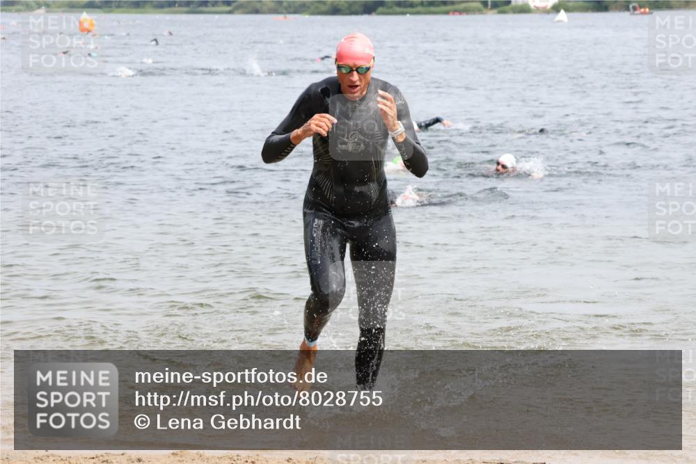 15.06.2025 - 27. Vierlanden-Triathlon Lena Gebhardt http://msf.ph/oto/8028755 15.06.2025 11:03:36 Schwimmen 766, 793, 810, 822 meine-sportfotos.de