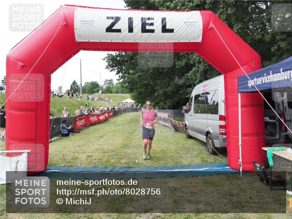 21.06.2025 - 27. Vierlanden-Triathlon MichiJ http://msf.ph/oto/8028756 15.06.2026 12:13:31 Ziel 251, 869 meine-sportfotos.de