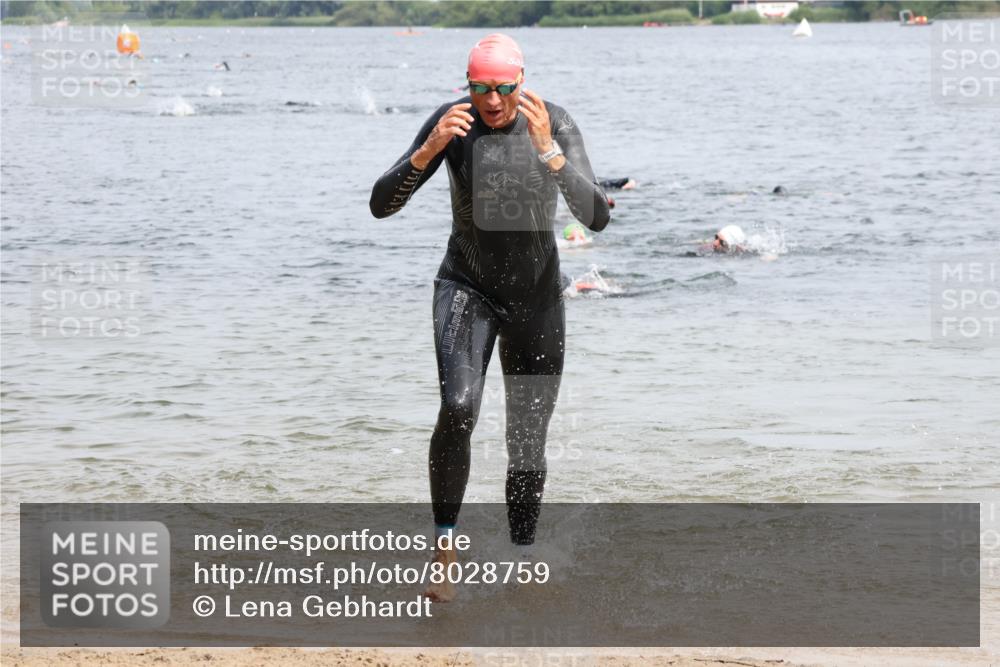 15.06.2025 - 27. Vierlanden-Triathlon Lena Gebhardt http://msf.ph/oto/8028759 15.06.2025 11:03:36 Schwimmen 766, 793, 810, 822 meine-sportfotos.de
