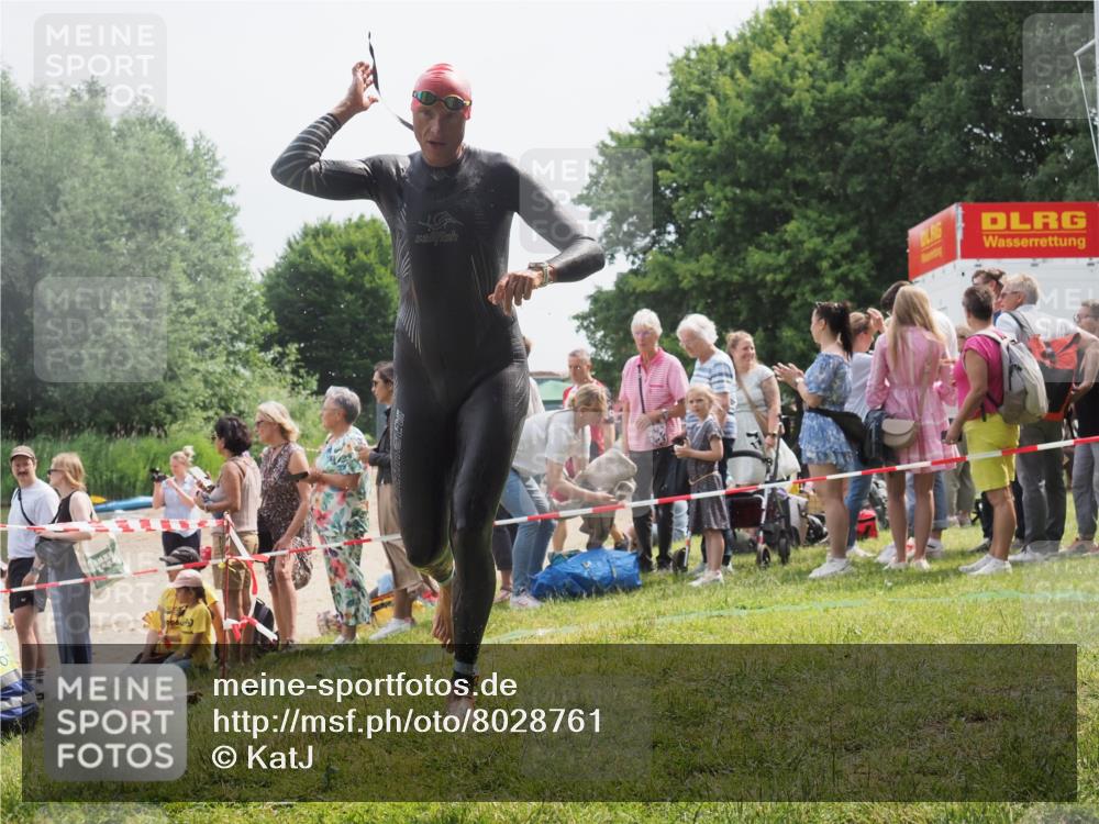 15.06.2025 - 27. Vierlanden-Triathlon KatJ http://msf.ph/oto/8028761 15.06.2025 11:03:43 Schwimmen 766, 810, 822 meine-sportfotos.de