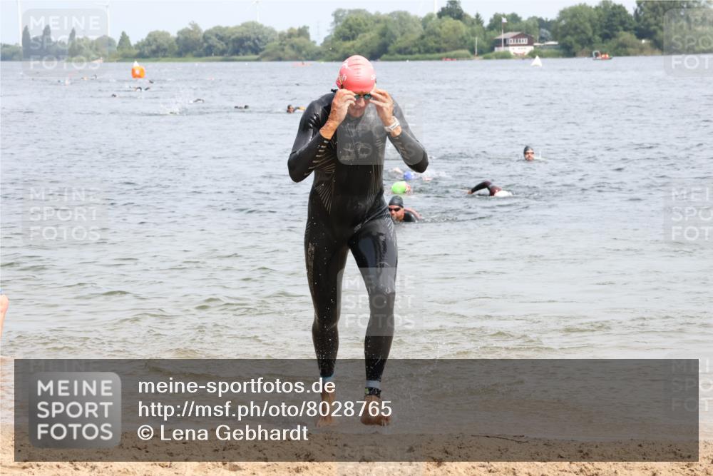 15.06.2025 - 27. Vierlanden-Triathlon Lena Gebhardt http://msf.ph/oto/8028765 15.06.2025 11:03:37 Schwimmen 766, 793, 810, 822 meine-sportfotos.de