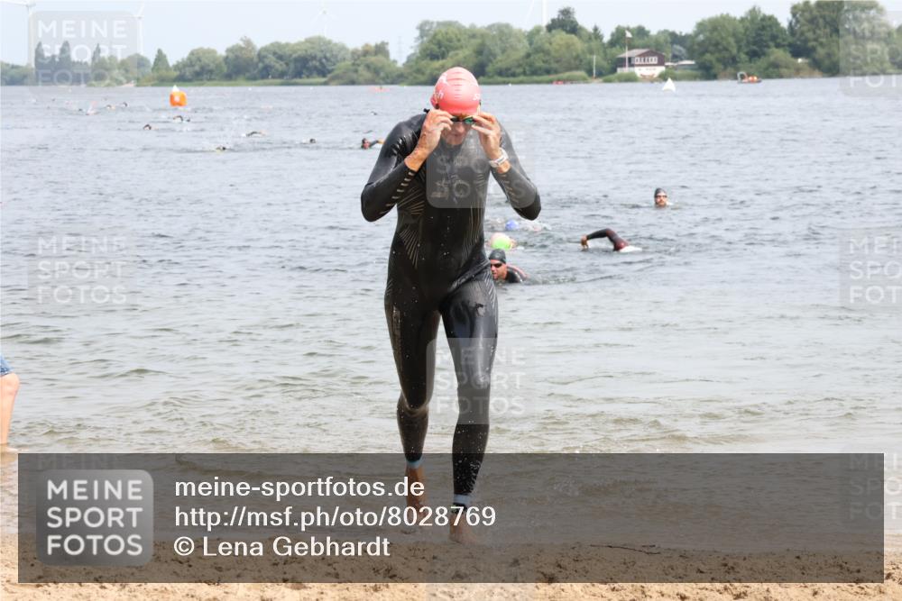 15.06.2025 - 27. Vierlanden-Triathlon Lena Gebhardt http://msf.ph/oto/8028769 15.06.2025 11:03:37 Schwimmen 766, 793, 810, 822 meine-sportfotos.de