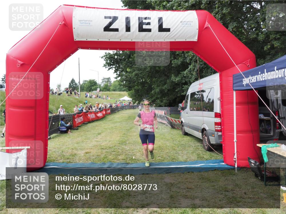 21.06.2025 - 27. Vierlanden-Triathlon MichiJ http://msf.ph/oto/8028773 15.06.2026 12:13:32 Ziel 251, 869 meine-sportfotos.de