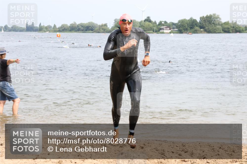 15.06.2025 - 27. Vierlanden-Triathlon Lena Gebhardt http://msf.ph/oto/8028776 15.06.2025 11:03:38 Schwimmen 766, 810, 822 meine-sportfotos.de