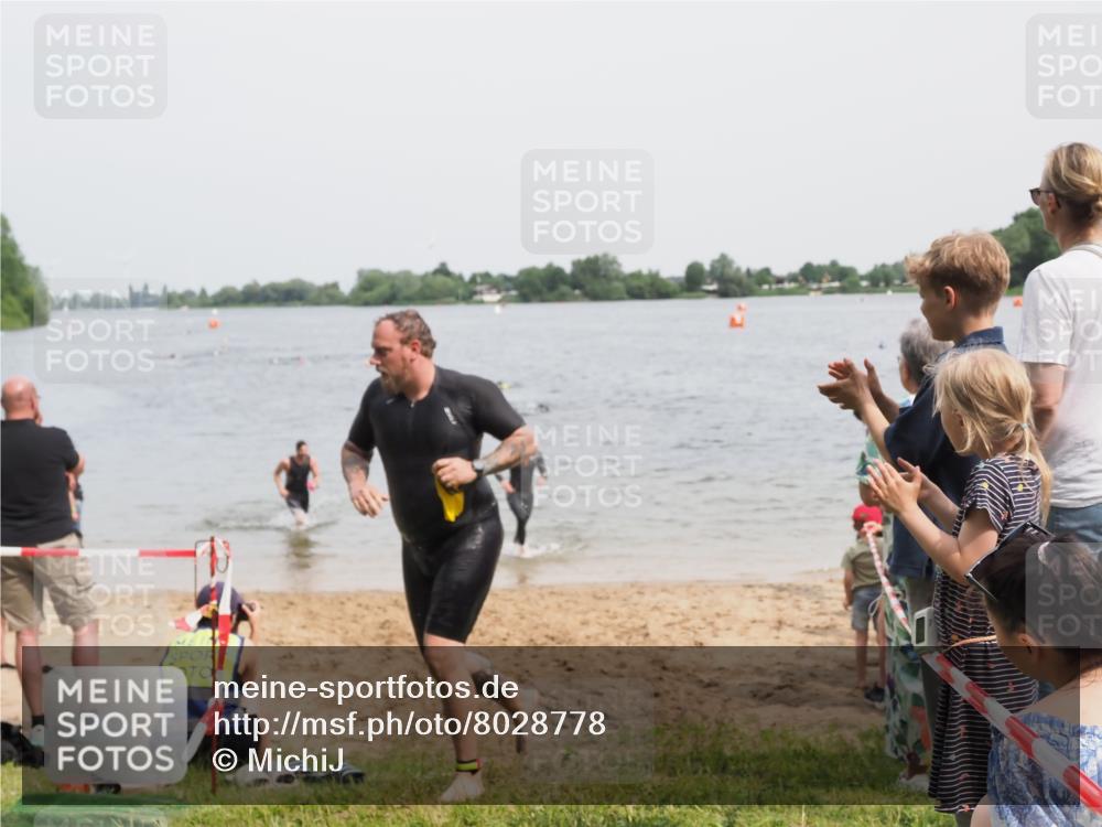 21.06.2025 - 27. Vierlanden-Triathlon MichiJ http://msf.ph/oto/8028778 15.06.2026 10:58:56 Schwimmen 706, 709, 760 meine-sportfotos.de