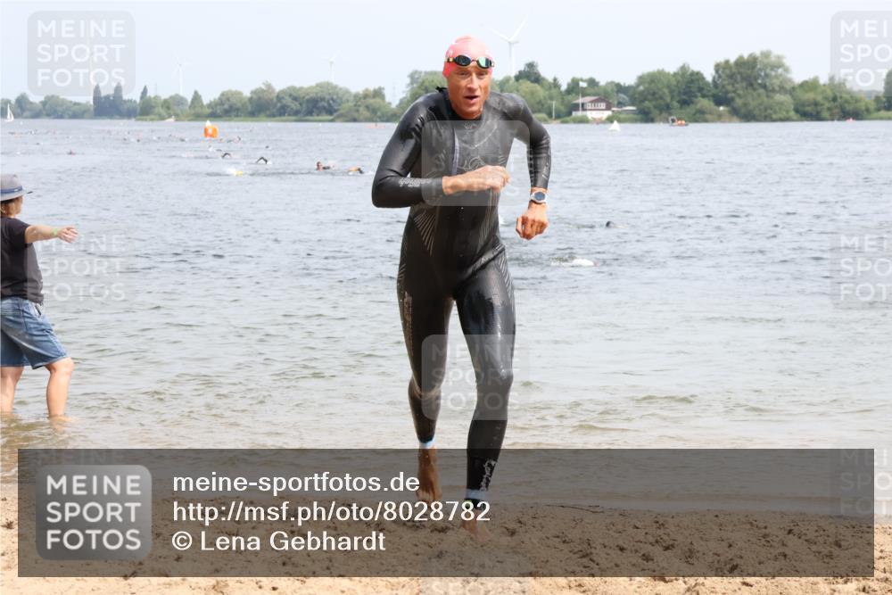 15.06.2025 - 27. Vierlanden-Triathlon Lena Gebhardt http://msf.ph/oto/8028782 15.06.2025 11:03:38 Schwimmen 766, 810, 822 meine-sportfotos.de