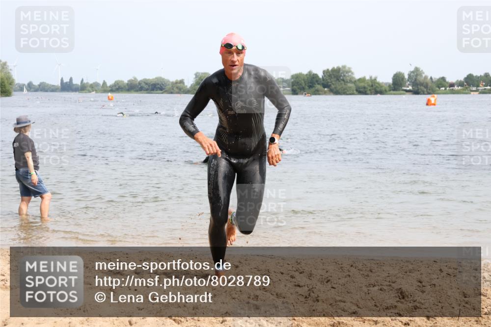 15.06.2025 - 27. Vierlanden-Triathlon Lena Gebhardt http://msf.ph/oto/8028789 15.06.2025 11:03:38 Schwimmen 766, 810, 822 meine-sportfotos.de