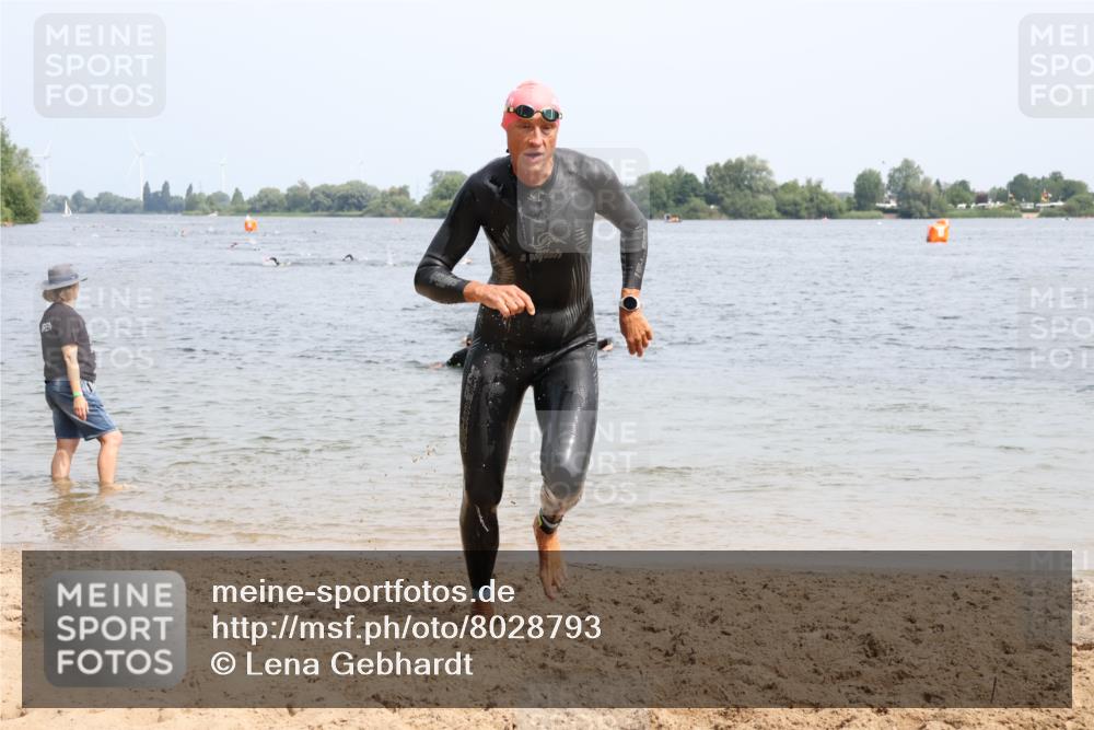 15.06.2025 - 27. Vierlanden-Triathlon Lena Gebhardt http://msf.ph/oto/8028793 15.06.2025 11:03:38 Schwimmen 766, 810, 822 meine-sportfotos.de