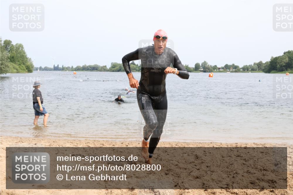 15.06.2025 - 27. Vierlanden-Triathlon Lena Gebhardt http://msf.ph/oto/8028800 15.06.2025 11:03:39 Schwimmen 766, 810, 822 meine-sportfotos.de