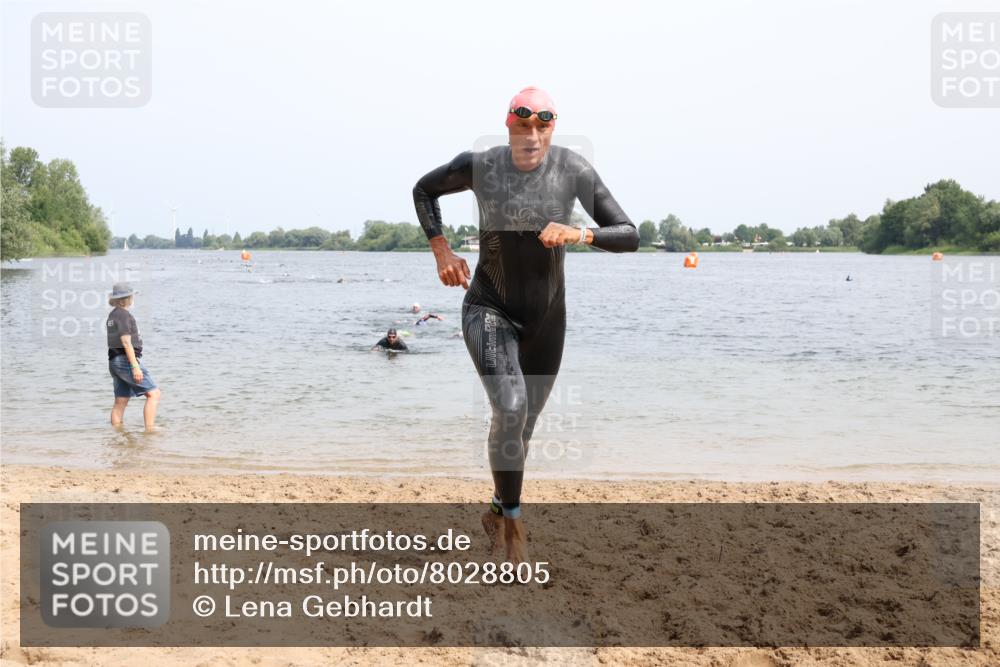 15.06.2025 - 27. Vierlanden-Triathlon Lena Gebhardt http://msf.ph/oto/8028805 15.06.2025 11:03:39 Schwimmen 766, 810, 822 meine-sportfotos.de