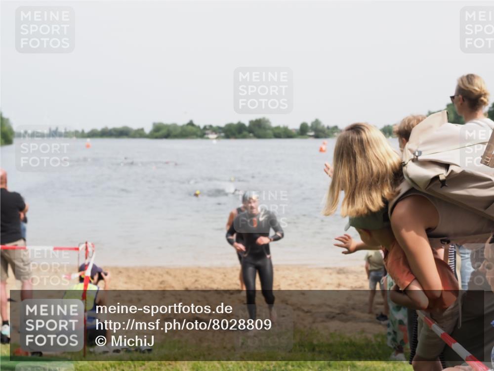 21.06.2025 - 27. Vierlanden-Triathlon MichiJ http://msf.ph/oto/8028809 15.06.2026 10:59:02 Schwimmen 706, 709, 760 meine-sportfotos.de