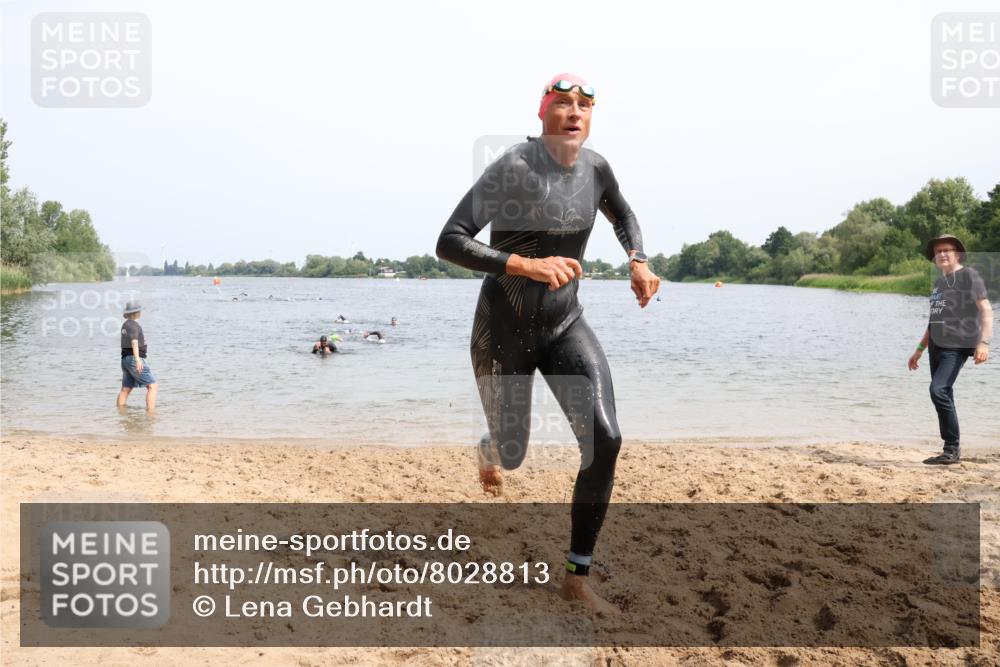15.06.2025 - 27. Vierlanden-Triathlon Lena Gebhardt http://msf.ph/oto/8028813 15.06.2025 11:03:39 Schwimmen 766, 810, 822 meine-sportfotos.de