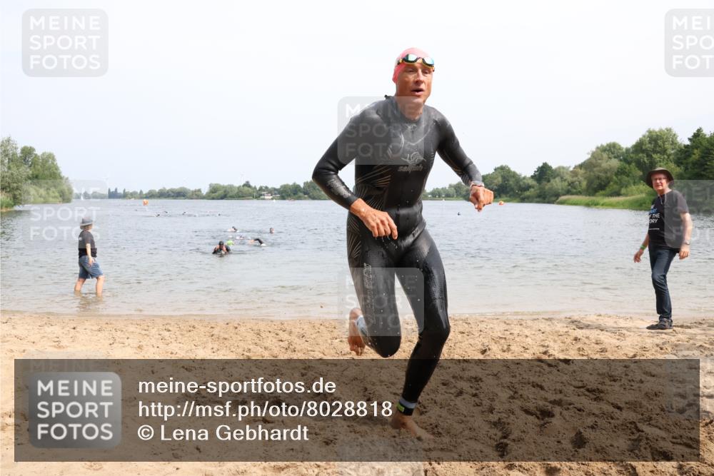 15.06.2025 - 27. Vierlanden-Triathlon Lena Gebhardt http://msf.ph/oto/8028818 15.06.2025 11:03:39 Schwimmen 766, 810, 822 meine-sportfotos.de