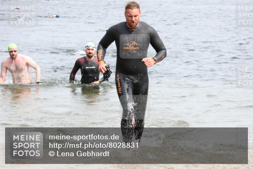 15.06.2025 - 27. Vierlanden-Triathlon Lena Gebhardt http://msf.ph/oto/8028831 15.06.2025 11:03:47 Schwimmen 773, 822 meine-sportfotos.de