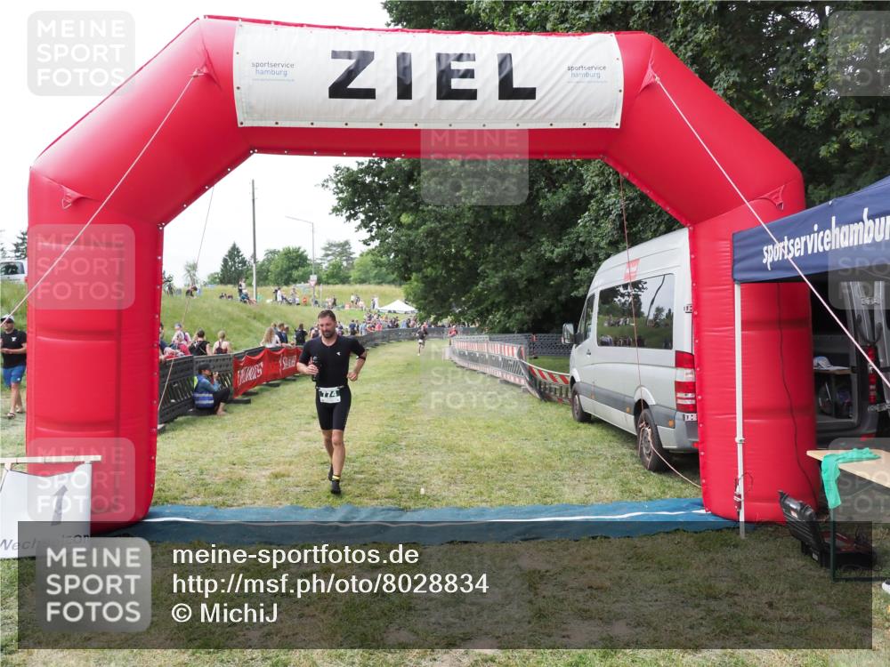 21.06.2025 - 27. Vierlanden-Triathlon MichiJ http://msf.ph/oto/8028834 15.06.2026 12:16:24 Ziel 774 meine-sportfotos.de