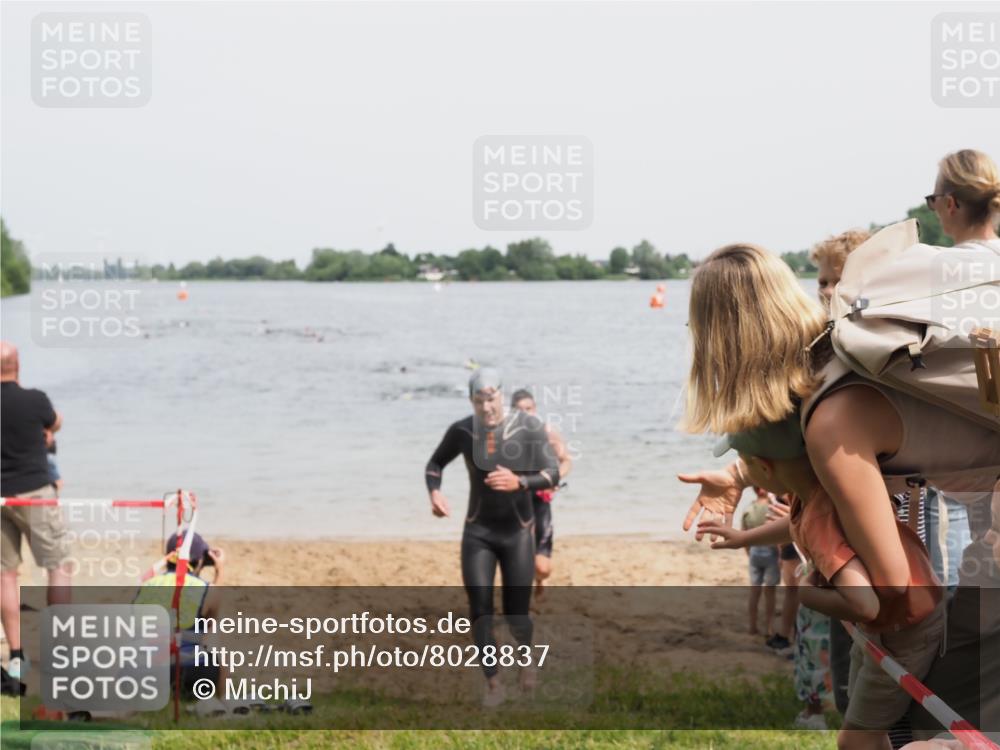 21.06.2025 - 27. Vierlanden-Triathlon MichiJ http://msf.ph/oto/8028837 15.06.2026 10:59:03 Schwimmen 706, 709, 760 meine-sportfotos.de