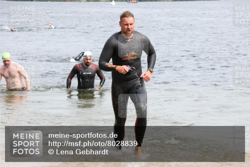 15.06.2025 - 27. Vierlanden-Triathlon Lena Gebhardt http://msf.ph/oto/8028839 15.06.2025 11:03:48 Schwimmen 773, 822 meine-sportfotos.de