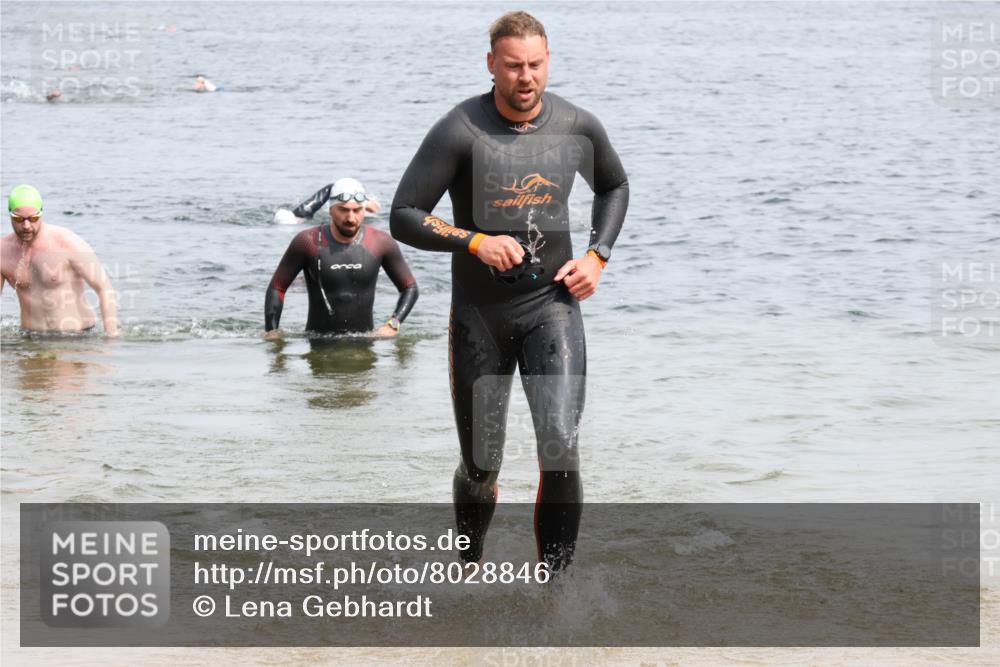 15.06.2025 - 27. Vierlanden-Triathlon Lena Gebhardt http://msf.ph/oto/8028846 15.06.2025 11:03:48 Schwimmen 773, 822 meine-sportfotos.de