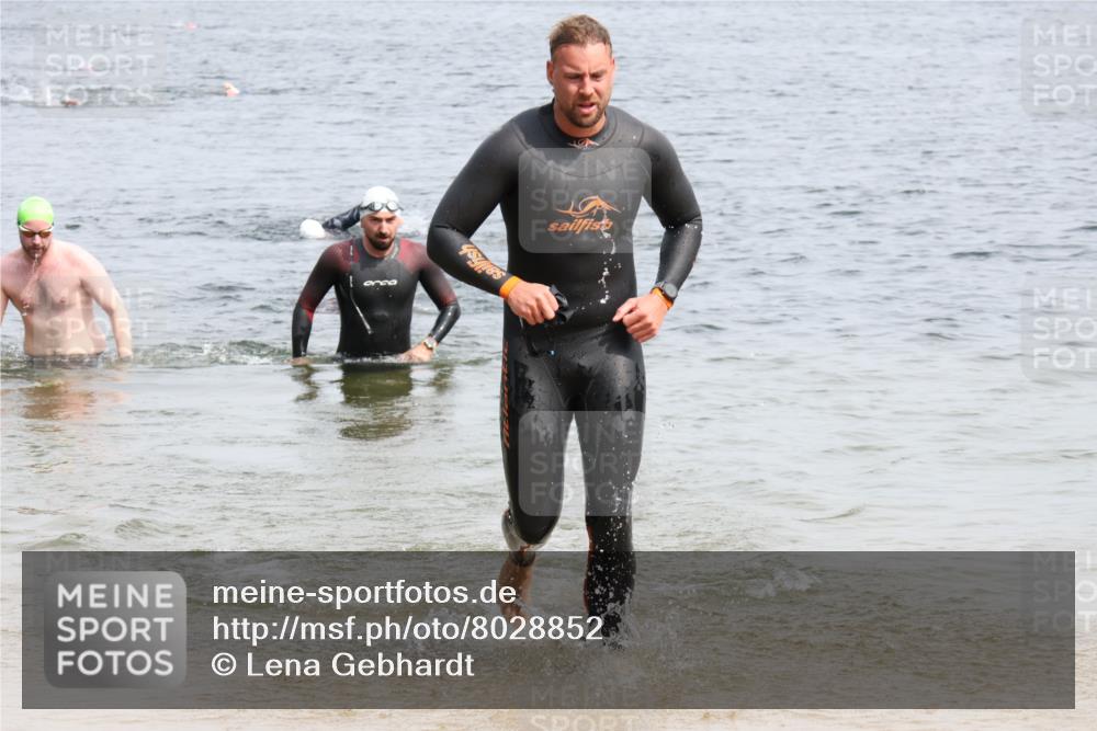 15.06.2025 - 27. Vierlanden-Triathlon Lena Gebhardt http://msf.ph/oto/8028852 15.06.2025 11:03:48 Schwimmen 773, 822 meine-sportfotos.de