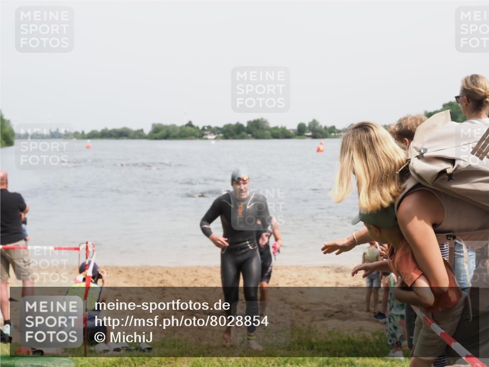 21.06.2025 - 27. Vierlanden-Triathlon MichiJ http://msf.ph/oto/8028854 15.06.2026 10:59:03 Schwimmen 706, 709, 760 meine-sportfotos.de