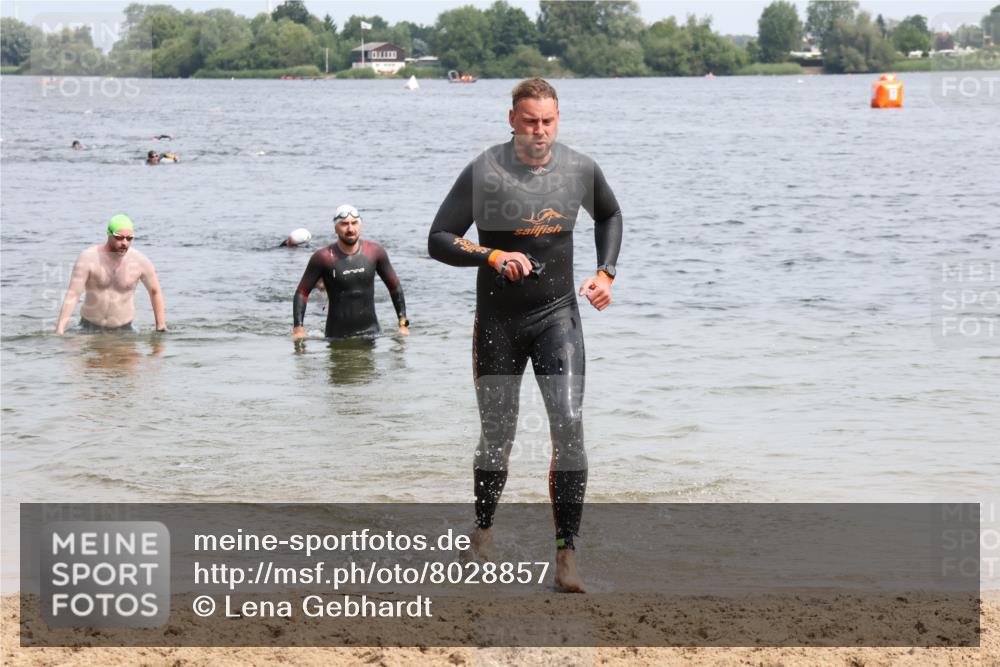 15.06.2025 - 27. Vierlanden-Triathlon Lena Gebhardt http://msf.ph/oto/8028857 15.06.2025 11:03:48 Schwimmen 773, 822 meine-sportfotos.de