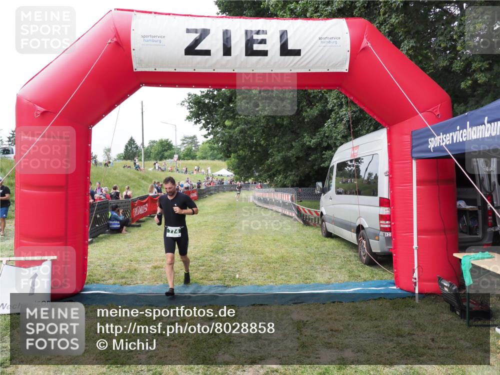 21.06.2025 - 27. Vierlanden-Triathlon MichiJ http://msf.ph/oto/8028858 15.06.2026 12:16:24 Ziel 774 meine-sportfotos.de